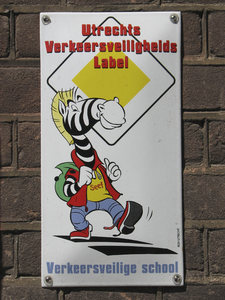 908087 Afbeelding van het bordje 'Utrechts Verkeersveiligheidslabel / Verkeersveilige school', met de cartoonfiguur ...